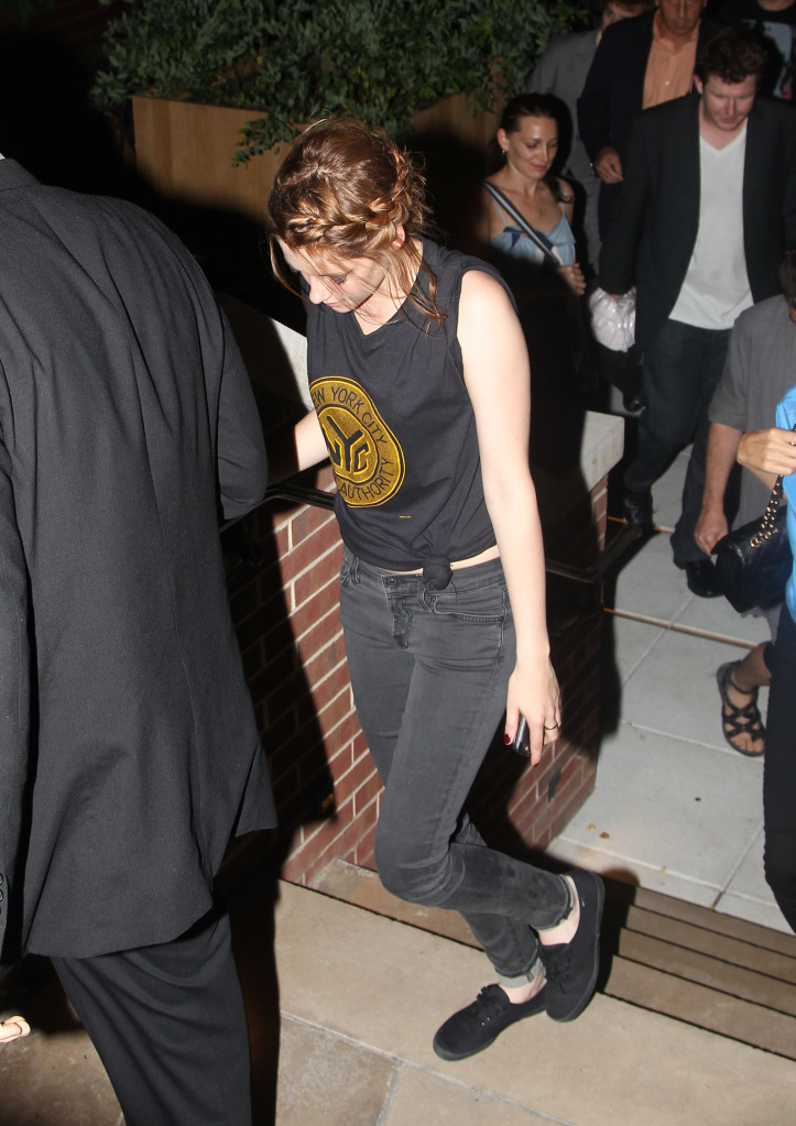 Kristen Stewart Eclipse Screening. Kristen Stewart heading out of